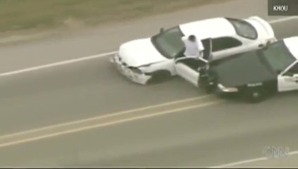 En fuite, ce braqueur essaie de surfeur sur sa voiture! Course-poursuite de folie