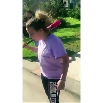 Elle veut frapper une fille avec une batte de baseball mais ça va se retourner contre elle...