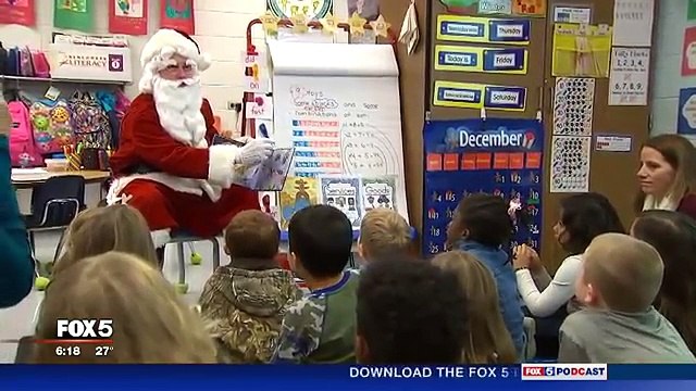 Pour Noël, ce petit garçon voulait voir son père. Mais ce qu’il découvre en voyant le père Noël le laisse bouche bée