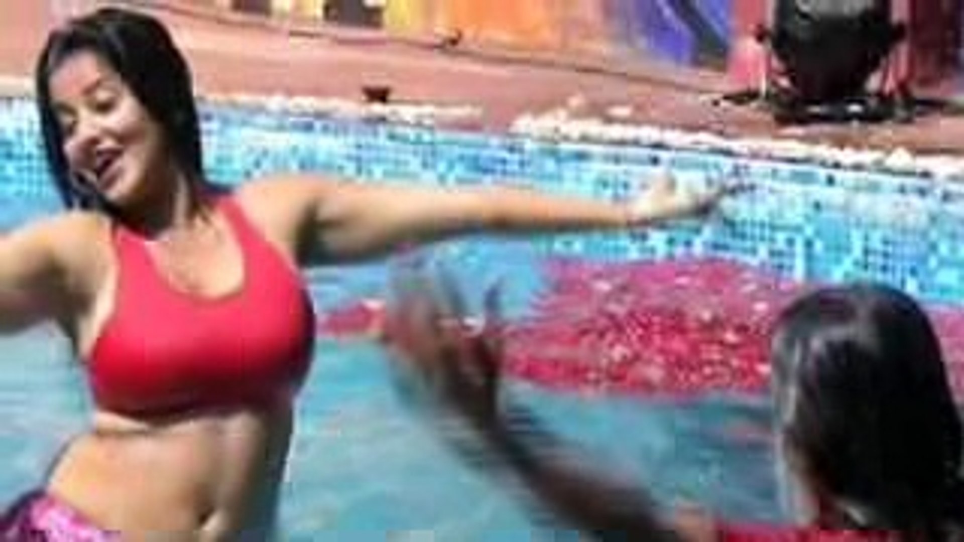 Bigg Boss 10 Day 18 Om Swami DANCES Monalisa In Bikini In Swimming Pool -  video Dailymotion