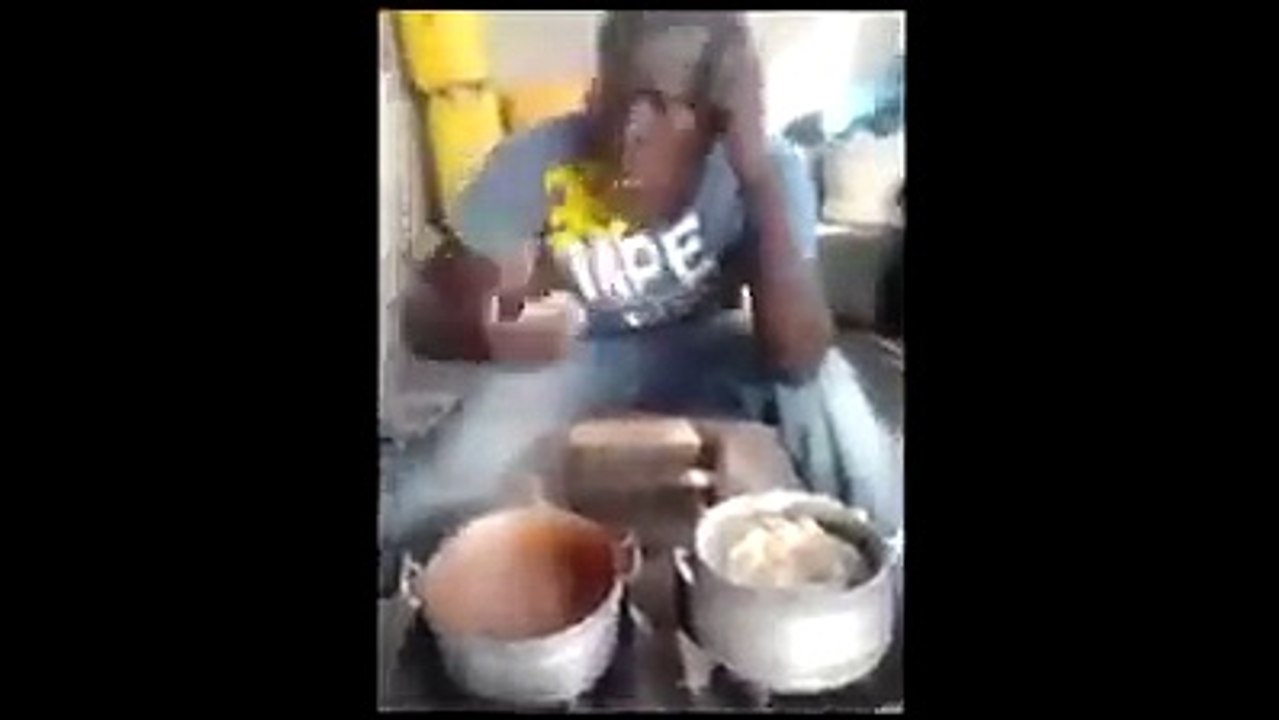 Incroyable: Il mange sa nourriture encore au feu!