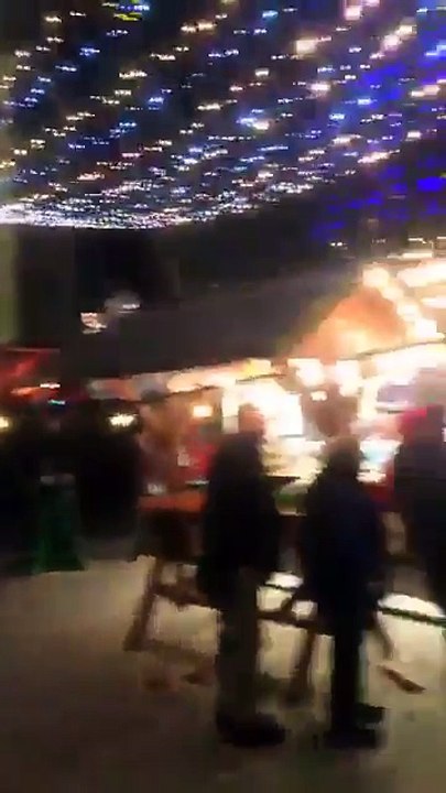 Грузовик врезался в толпу на рождественском рынке в Берлине