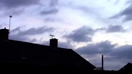 Misterioso helicóptero negro persegue OVNI sobre cidade inglesa