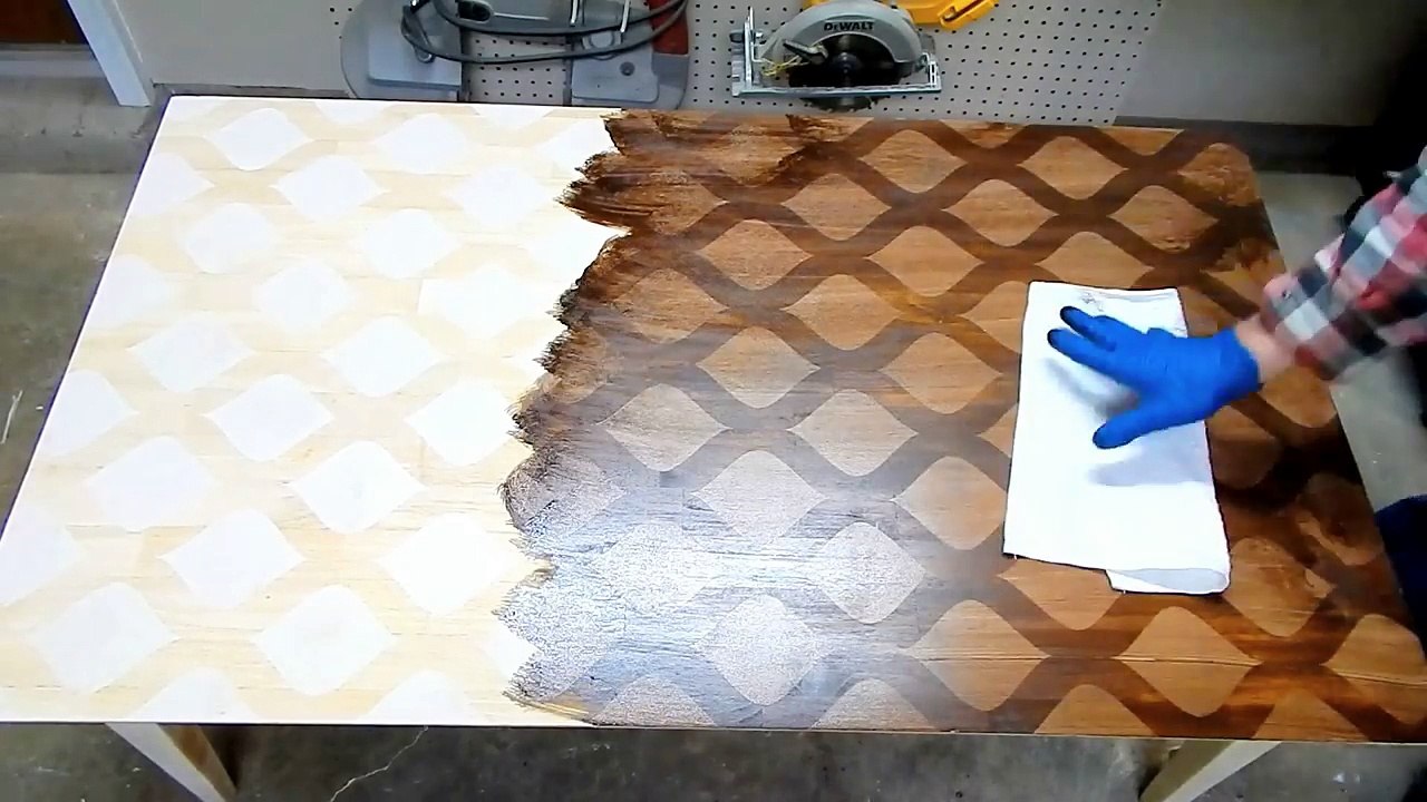 Comment recycler une vieille table usée?