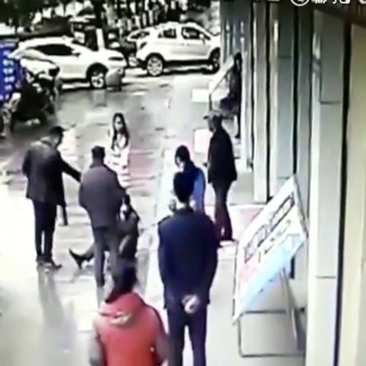Il n'aurait pas du essayer de voler cette femme dans la rue !