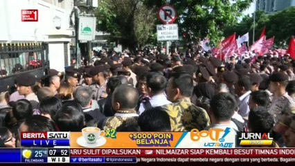 Download Video: Massa Pro Ahok dan Anti Ahok Padati Kawasan PN Jakut