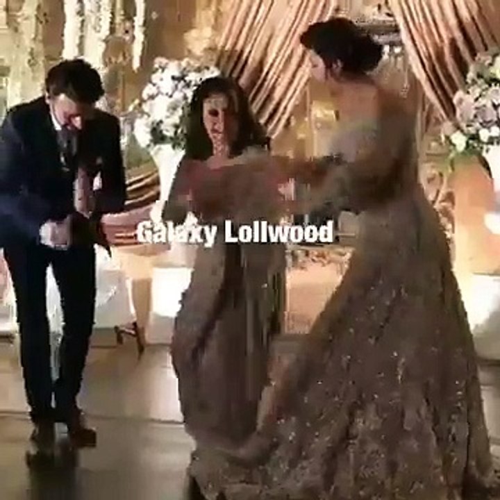 Bushra Ansari DancePerformance with farhan and Urwa on their Wedding