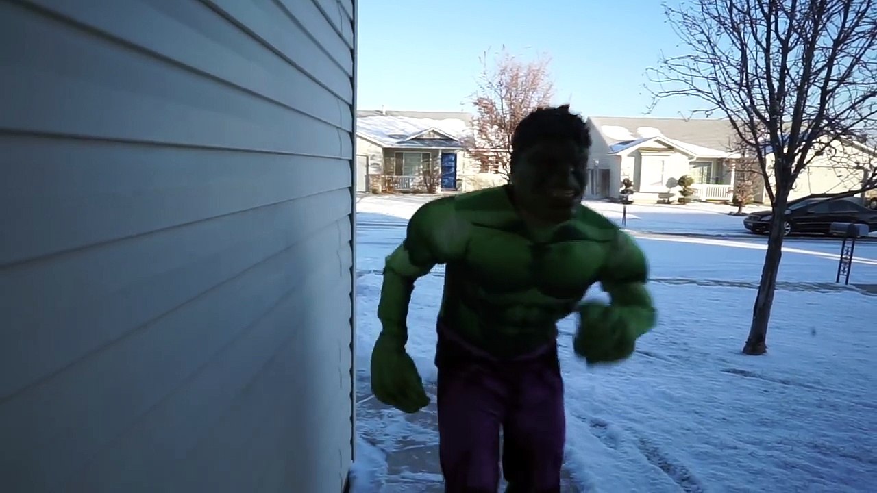 Frozen Elsa & Cute Puppy vs Venom vs Green Hulk IRL SuperHero Movie!-0f6GR49euvw
