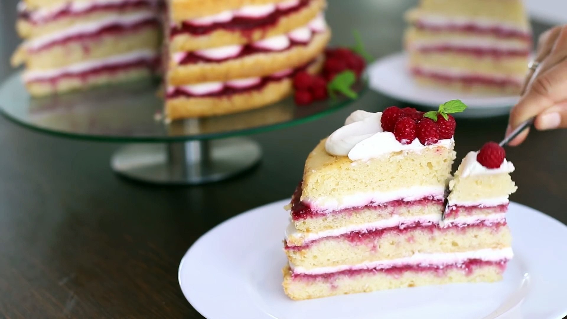⁣Raspberry Vanilla Cake Recipe