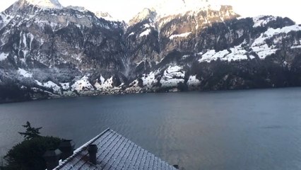 Vue de ouf sur un lac en Suisse d'une chambre d'hotel