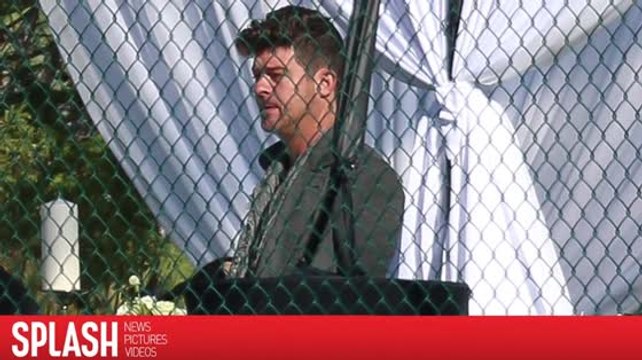 Robin Thicke visto conmemorando a Alan en el Greer Valley Ranch