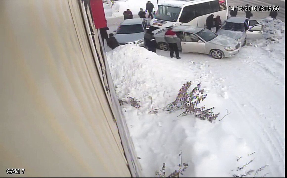 2 hommes échappent à la mort : Accident impressionnant en Russie