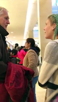 Elle engueule son grand père et lui fait un scandale parce qu'il sont en retard à l'Apple Store