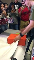 Des lycéens font une belle surprise à leur camarade pauvre en lui offrant des baskets pour Noël