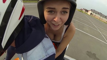 Une fille russe monte pour la 1ère fois sur une moto