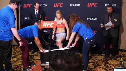 Une combattante MMA se déshabille entièrement pour faire le bon poids à la pesée