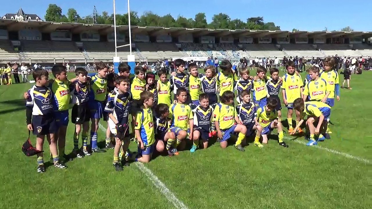 bon souvenir à perigueux , la photo avec les jaunes et bleus de clermont vainqueur du tournoi , moins de 10 en mai 2016