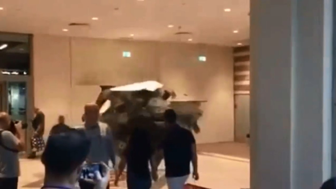 Il défonce le mur d'un centre commercial avec un tank.