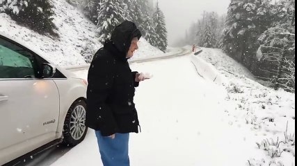 Sa maman âgée de 101 ans lui demande d'immobiliser la voiture, puis ouvre la portière... Mais ce qu'elle fait ensuite est inattendu !