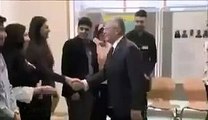 Muslim Girl refuses to Shake Hands with President of Germany