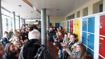 L’émouvante haie d'honneur pour un professeur partant à la retraite