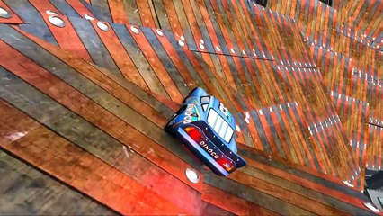 ELSA de FROZEN en español y DINOCCO de CARS en español juegan una carrera juntos