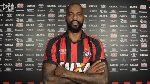 Grafite assina com o Furacão e elogia estrutura do clube