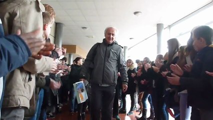 Une haie d'honneur pour le départ en retraite d'un professeur
