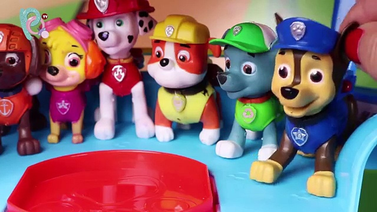 Patrulla Canina Juguetes en Español  Rubble atropella a Peppa en la playa ᴴᴰ ❤️