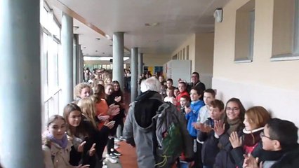 Un professeur part en retraite sous une haie d'onneur