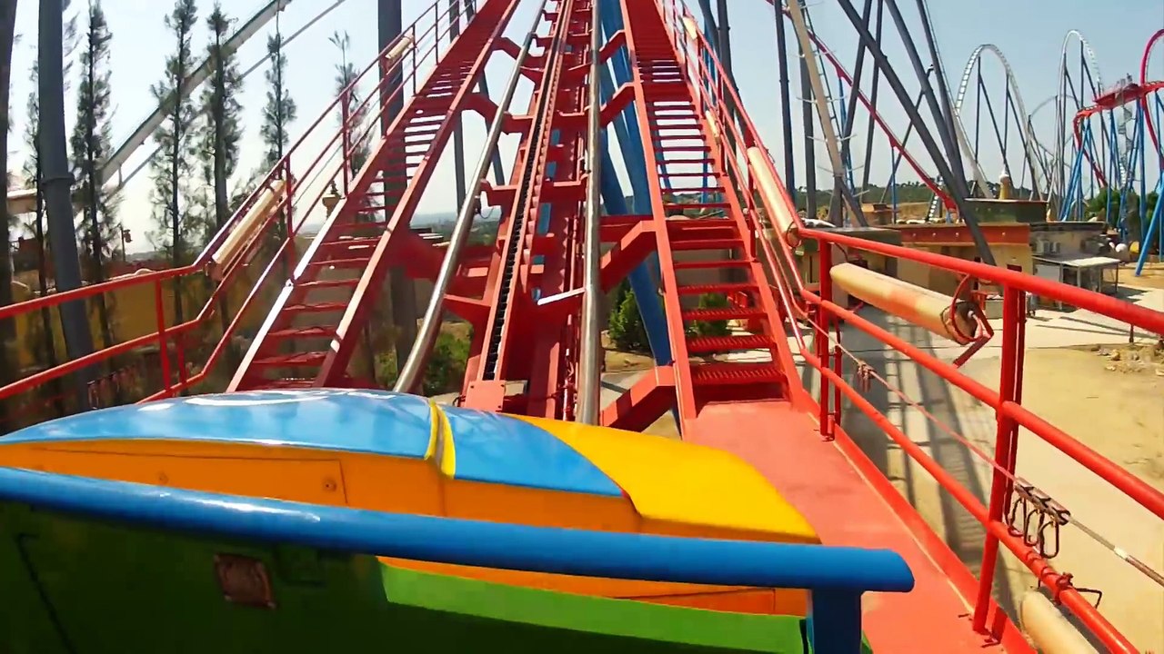 Dragon Khan, un grand huit avec une vitesse de 105 km/h.