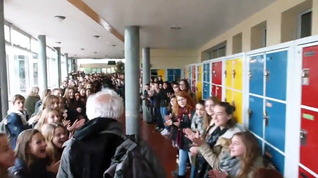 700 collégiens font une haie d'honneur à leur prof qui part à la retraite : magique