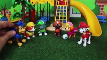 La patrulla canina Juguetes en Español  La Patrulla Canina rescata a Peppa en la piscina