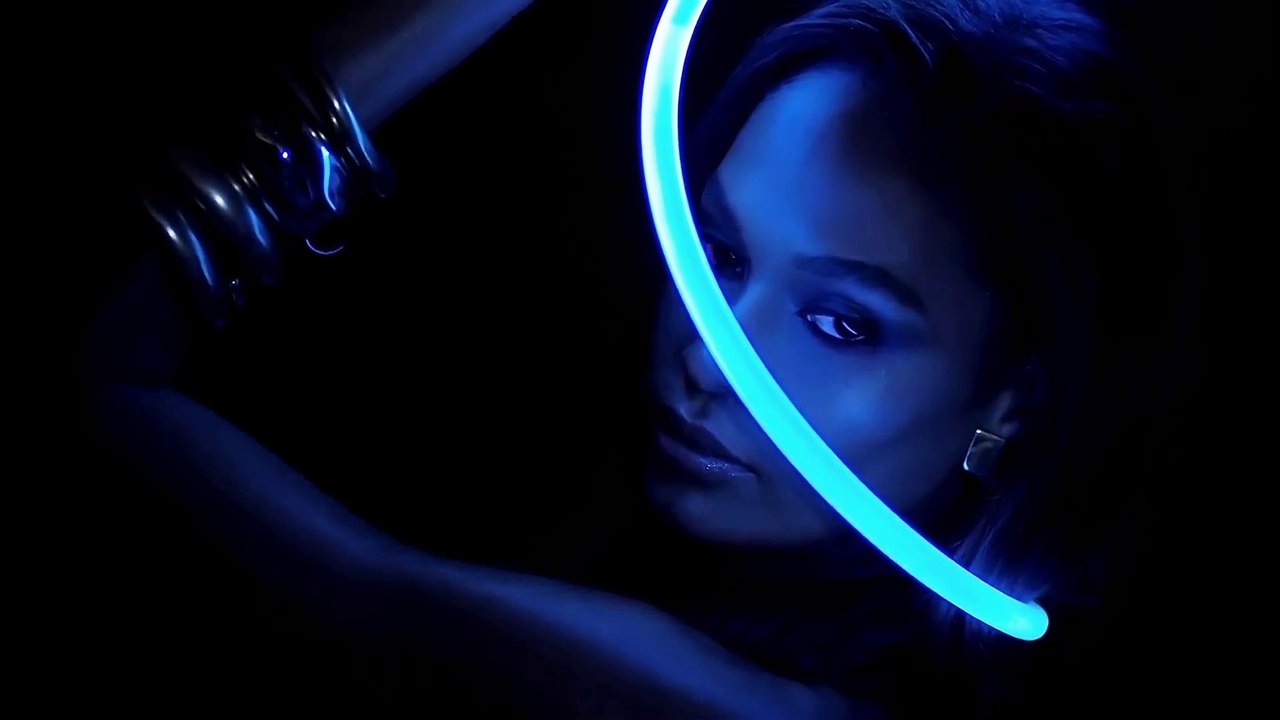 Joan Smalls par Hype Williams (LOVE Advent 2016)