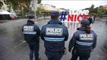 Las fuerzas de seguridad vigilan los mercadillos navideños de Niza en Francia