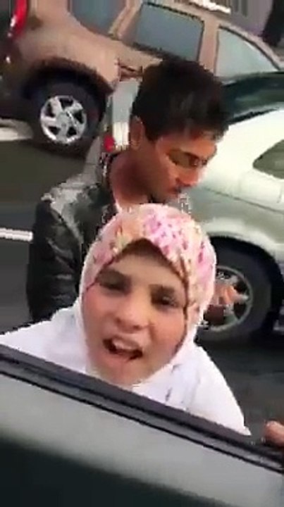 Petit garecon rom se fait passer pour une fille syrienne ea PARIS  o