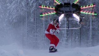 Casey Neistat se déguise en père Noël et vole avec un drone !