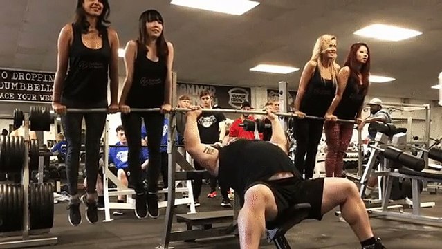 Eddie Hall soulève 4 femmes sur sa barre