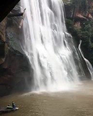 Descargar video: Saut exceptionnel près de cette gigantesque cascade