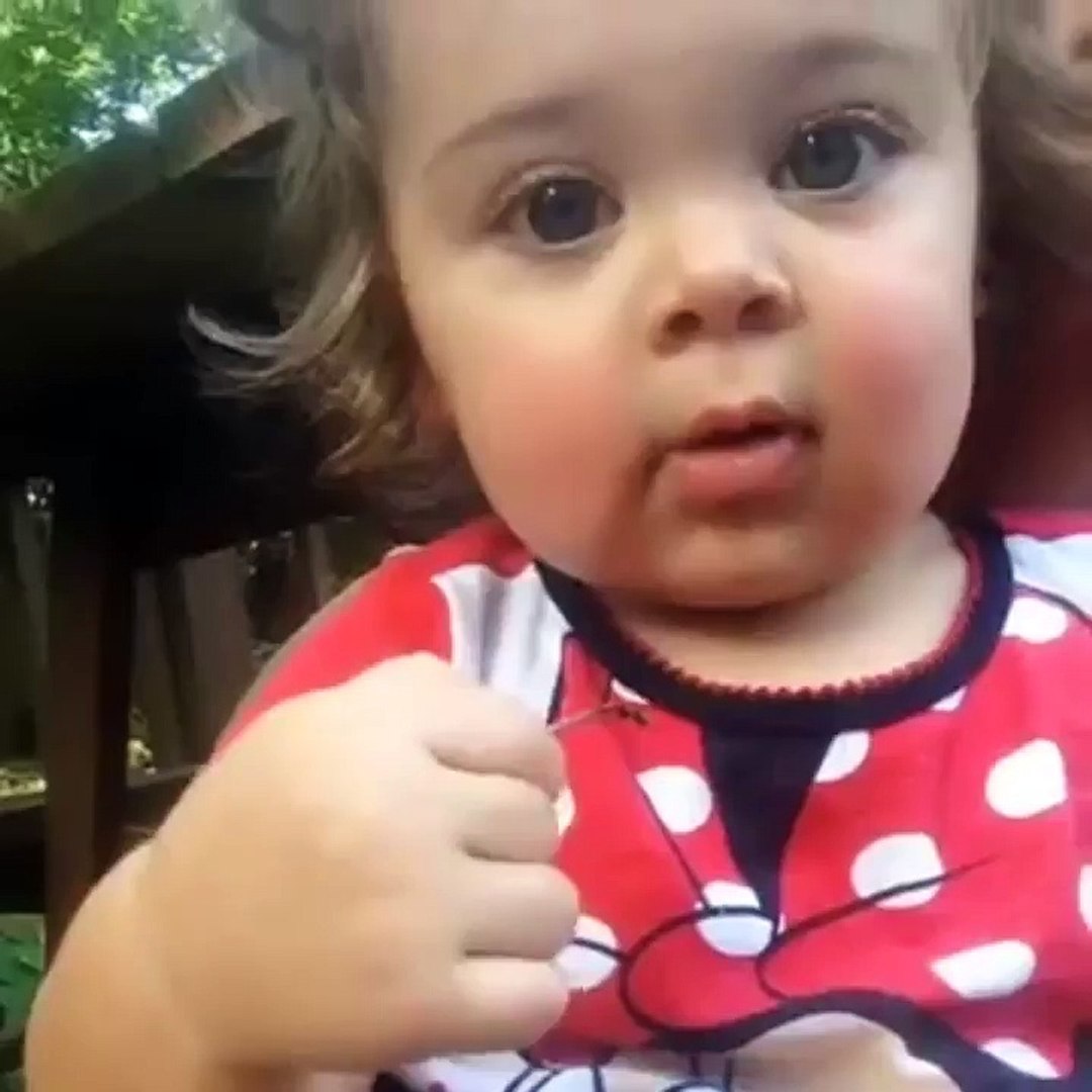 Un bébé comprend le haussement des sourcils et cela l'éclate - Vidéo  Dailymotion