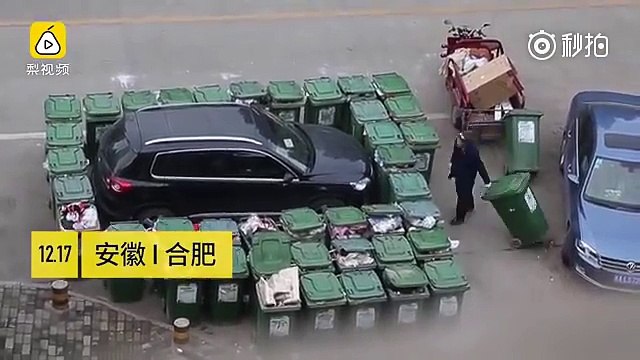 Un balayeur de rue furieux bloque une voiture mal garée avec 40 poubelles à roulettes