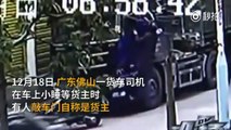 Un voleur de téléphone en scooter se fait rattraper par sa victime qui lui saute dessus