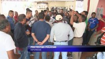 Policias depurados realizan protesta