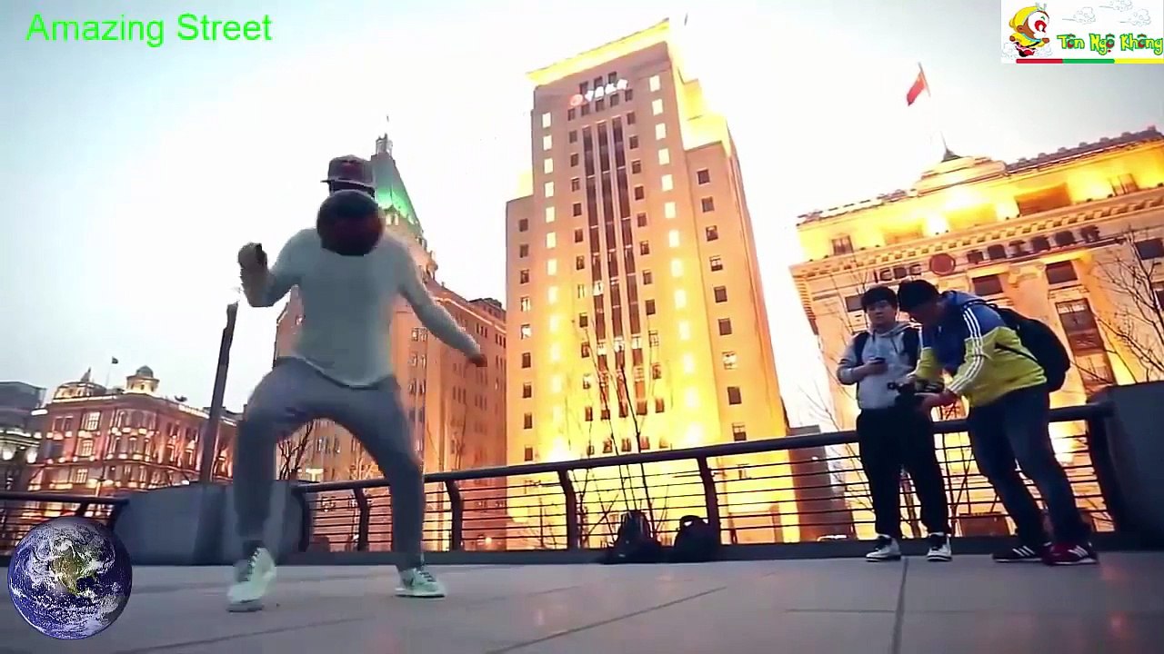 AMAZING STREET FOOTBALL Skills in the BIGGEST S...