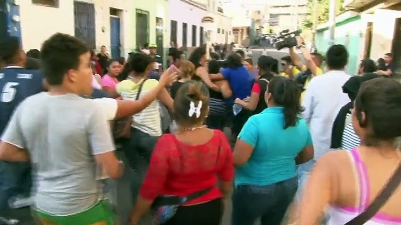 tremendo zafarrancho entre vendedores y policias