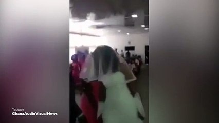 Dhëndrrit i vjen dashnorja në dasmë