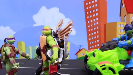 Teenage Mutant Ninja Turtles Twist N Mutate Michelangelo Racing Leo Three Wheeler and Raph Bike