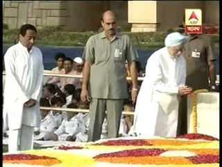 Manmohan, Sonia pay tribute to Mahatma Gandhi