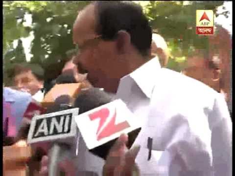 Oil Minister Moily travels by metro to save fuel