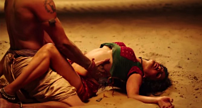 Bollywood Wardrobe Malfunctions 2016 -Priyanka Chopra,Kareena Kapoor,Alia Bhatt Celebs' oops moment!